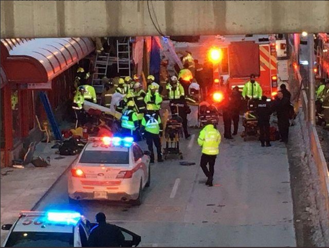 渥太華269線公車開進市中心以西的西鎮（Westboro）公車站時撞上候車亭，釀3死23傷。 圖/翻攝自推特