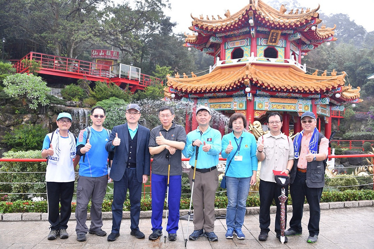 市長柯文哲今日帶領市府團隊舉行健行活動，還透露出目前團隊正在推動特色步道產業化。 圖：台北市政府提供。