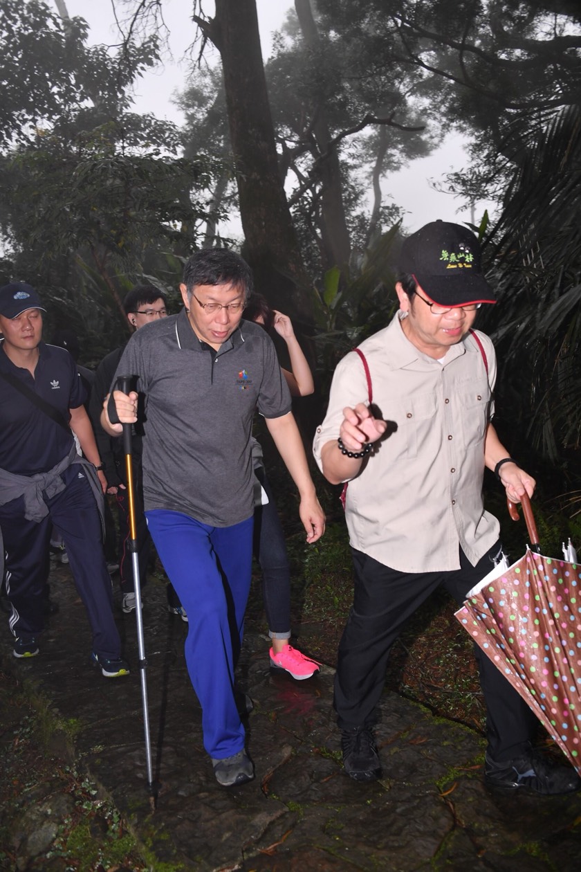 市長柯文哲今日帶領市府團隊舉行健行活動，還透露出目前團隊正在推動特色步道產業化。 圖：台北市政府提供。