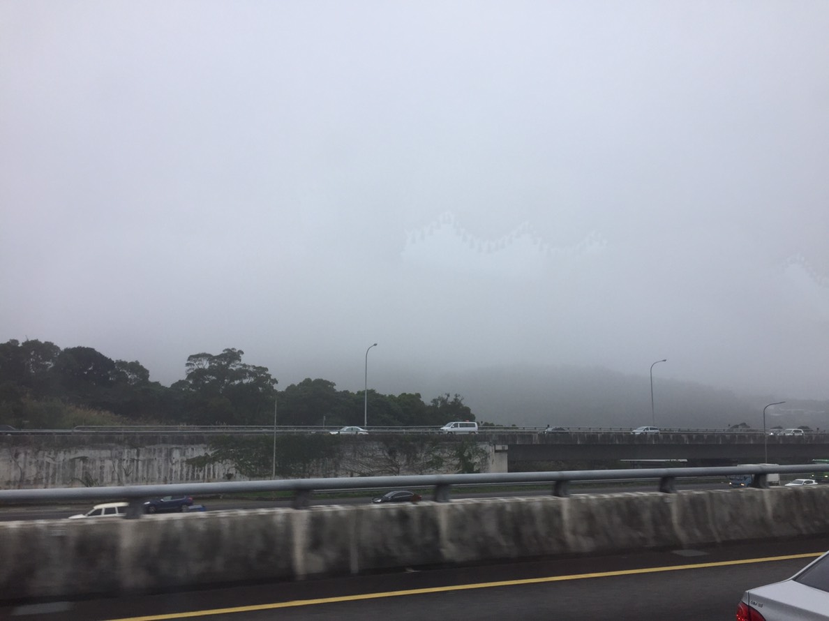 中央氣象局表示，今（21）日將轉為濕冷天氣，境外污染物隨強烈大陸冷氣團往南，民眾請注意。 圖：閻芝霖/攝