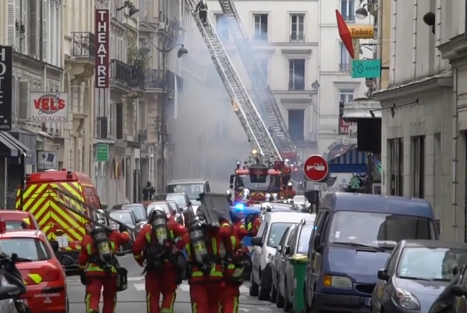 巴黎市中心今天早上發生大爆炸，建築物嚴重損毀， 圖：翻攝自YOUTUBE