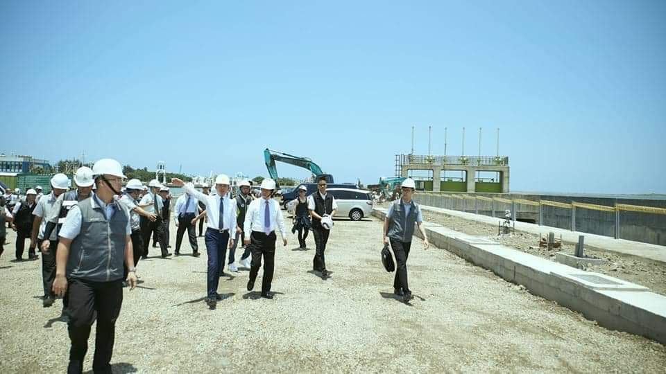 新竹市長林智堅去年底和行政院前院長賴清德並肩視察南寮大道。 圖：新竹市政府/提供