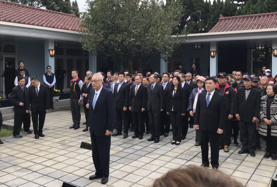 吳敦義上午率黨內人士前往頭寮謁陵，希望現在或未來政府能把經國先生對國家的貢獻風範，作為標竿為國家拼富強，讓大家能夠賺錢，社會國家安定安全。 圖：國民黨桃園市黨部/提供