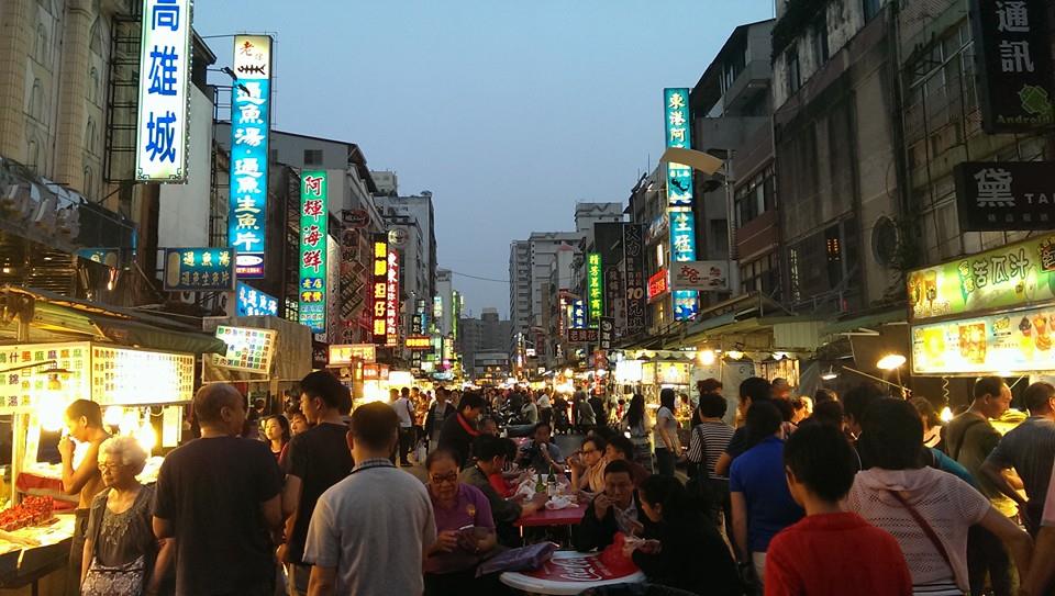 有網友爆料，他12月中旬來到高雄的兩家夜市，不僅停車費上漲，土魠魚羹也漲價。 圖：翻攝自六合夜市臉書專頁。