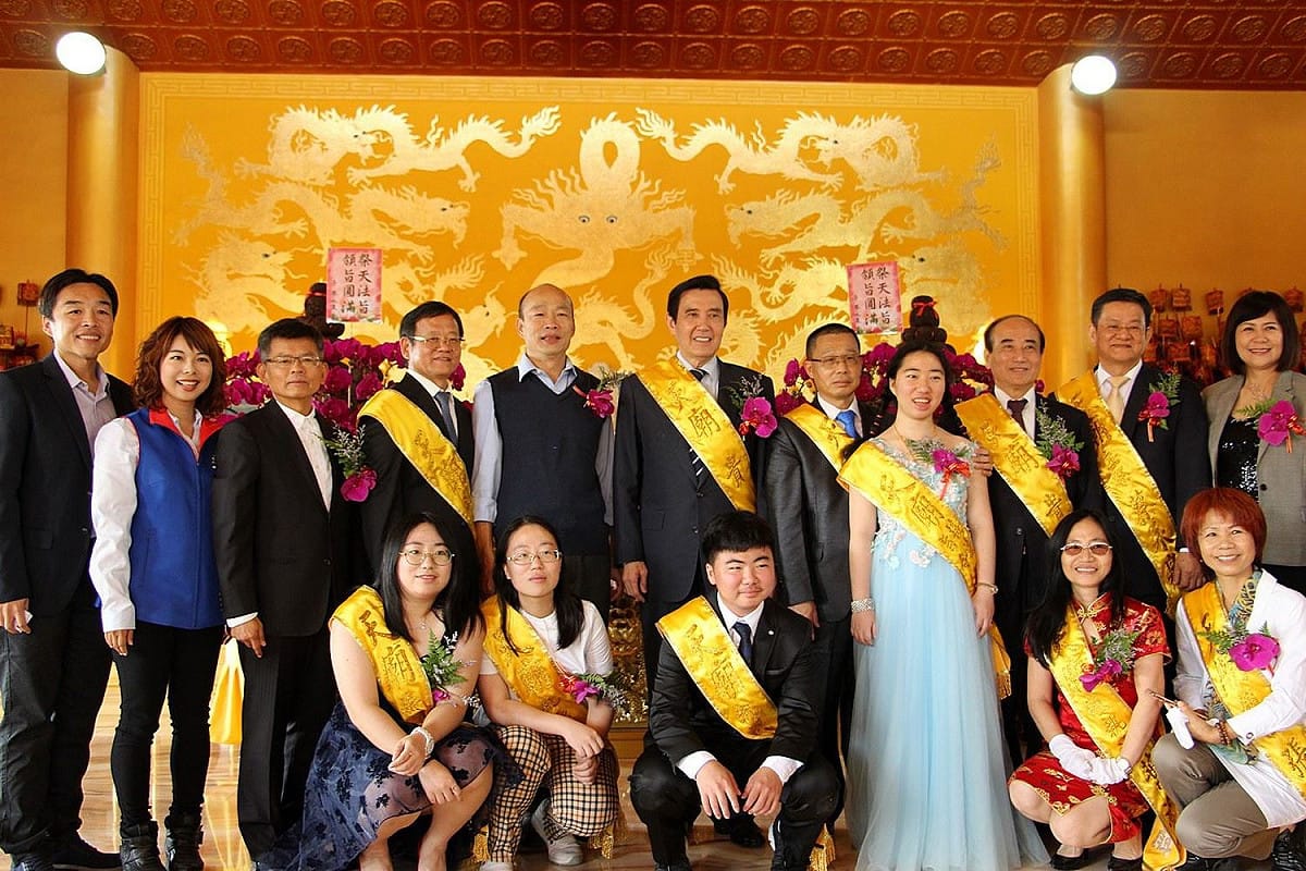 前總統馬英九和前立法院長王金平13日南下高雄參加廟會祭典。韓國瑜與兩人同台避談之前的「相公說」。 圖：高雄市新聞局提供