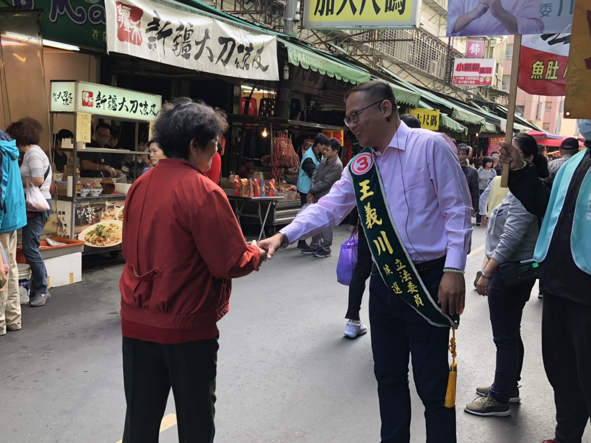 王義川第二度到水湳市場拜票。 圖：王義川競選總部提供