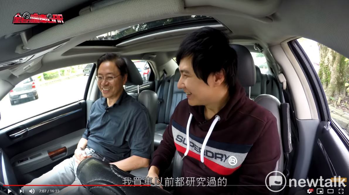張善政說自己愛車，也會修車，買車之前都會做足功課了解車輛的性能。 圖：截取自【全民瘋車Bar】youtube頻道
