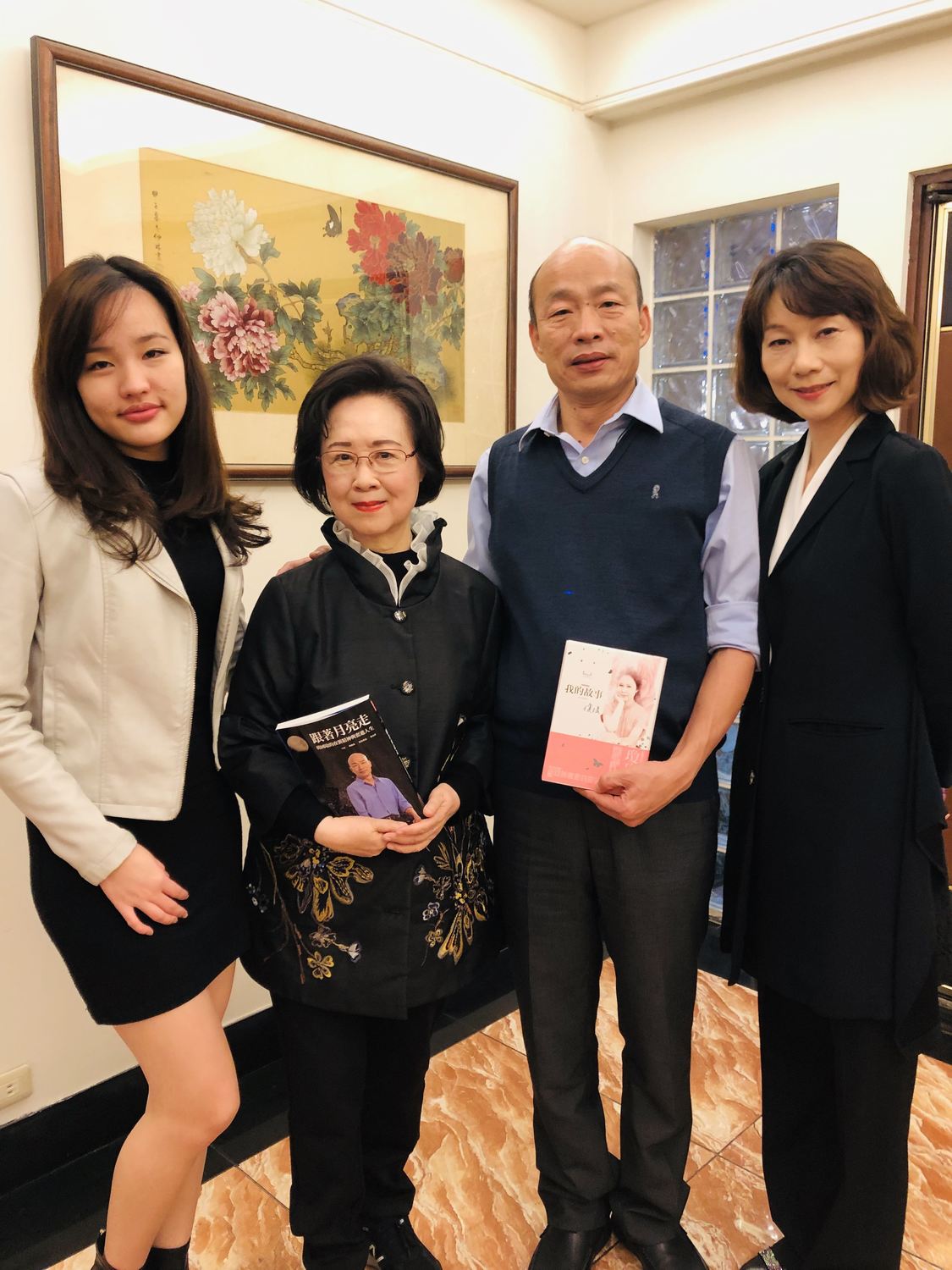 高雄市長韓國瑜與女兒韓冰13日北上拜會知名作家瓊瑤。 圖：高雄市新聞局提供