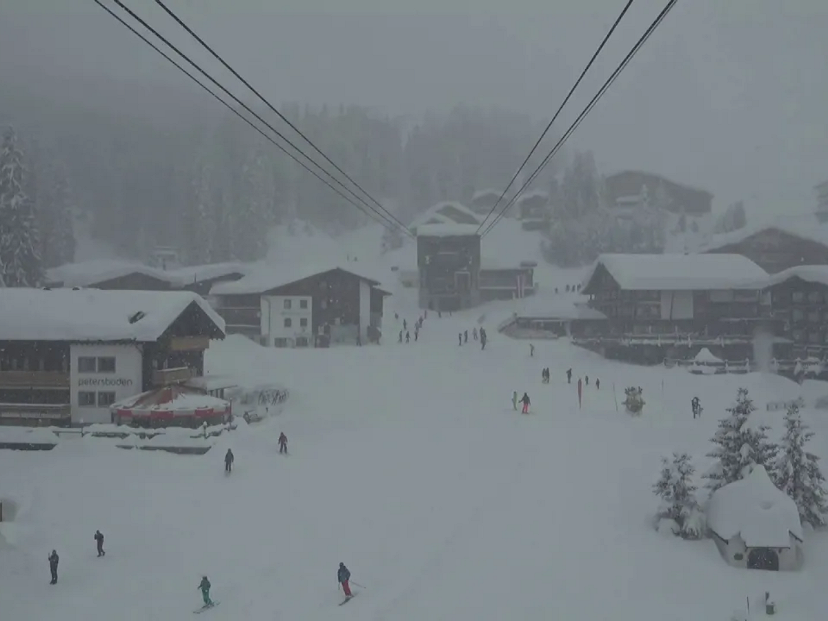 奧地利阿爾卑斯山區上週下大雪，相關單位因此提高雪崩警戒，昨天高度2000公尺以上的山區雪崩警戒指數達3，最高為5。 圖：翻攝自Youtube