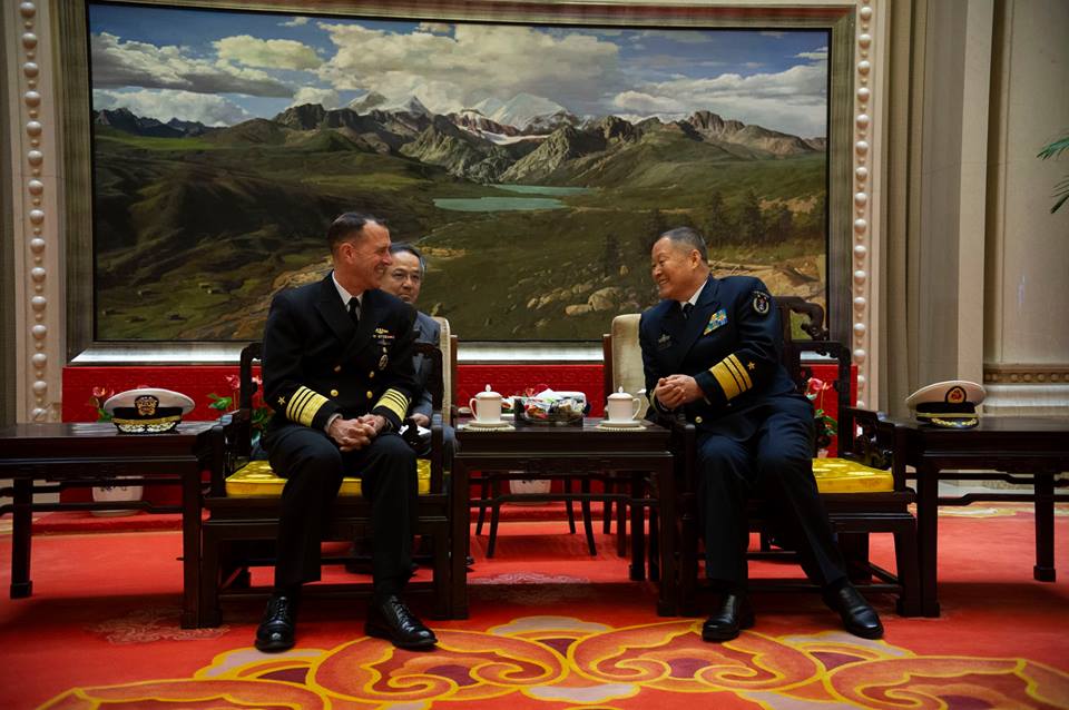 美國海軍作戰部長理查森上將（左）到訪中國，與中方國防高級官員對話。 圖：翻攝理查森上將臉書