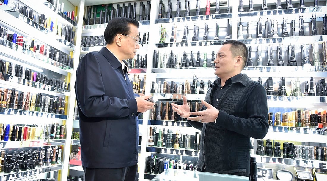 中國總理李克強（左）在國務院會議上決議再對中小企業進行減稅2000 億人民幣，希望能穩住就業。 圖：翻攝中國政府網
