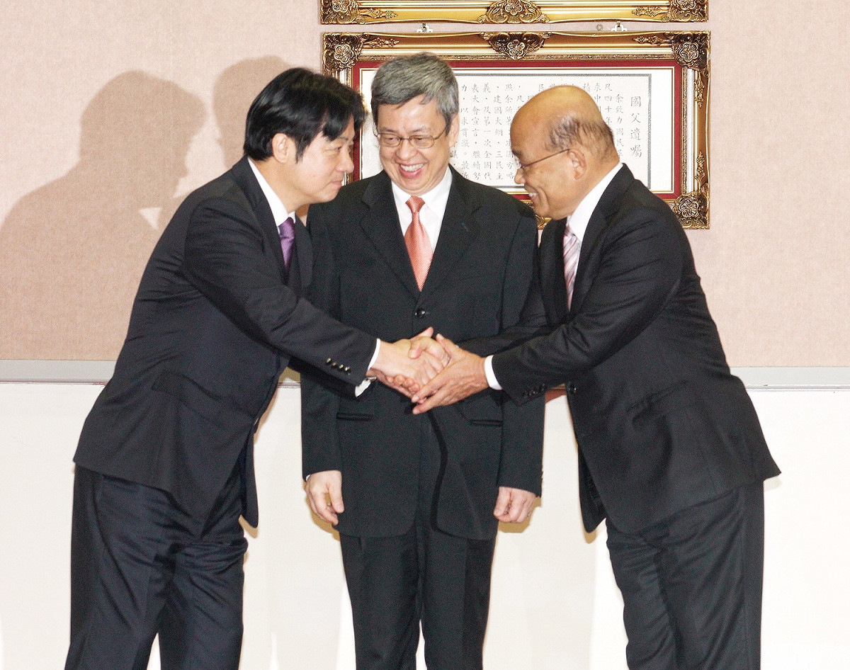 行政院新舊閣揆交接，新任院長蘇貞昌（右起）在副總統陳建仁見證下，先與賴清德握手。 圖：張良一/攝