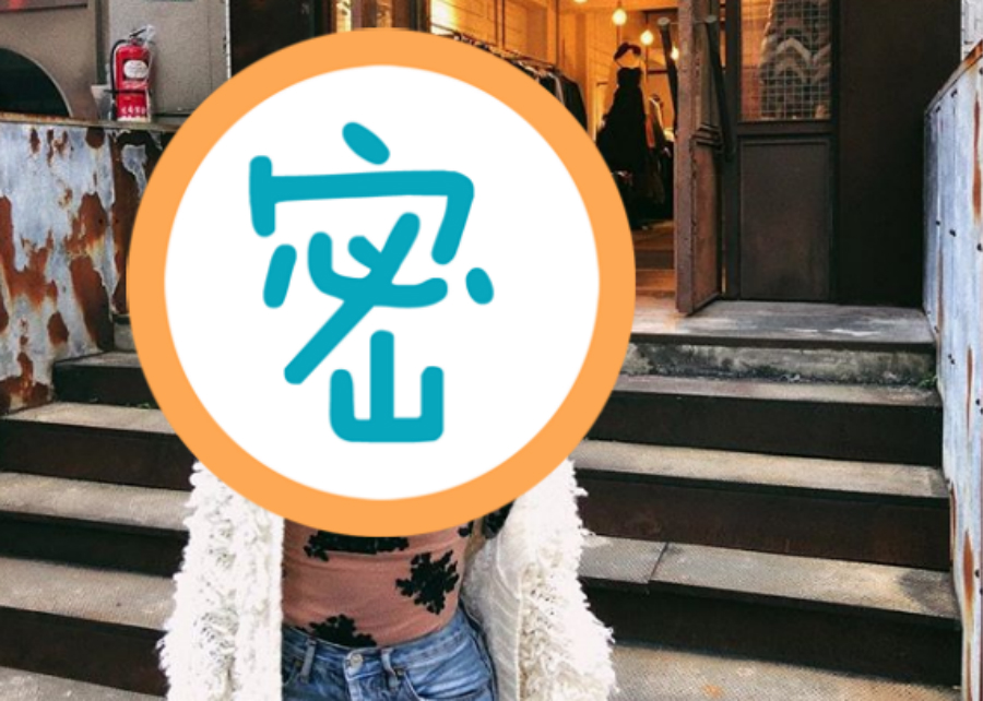 一張看似平凡的「下樓梯」照，領口深 V 外加纖細小蠻腰，再度引發粉絲熱議。 圖／翻攝自資工彌 IG