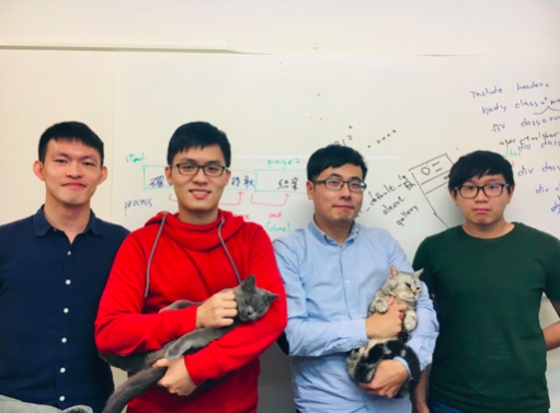 我方策略的團隊成員由左至右：工程師蔡杰志、工程師張耕碩、創辦人暨執行長王嘉宏、工程師周暐恩。當然還有兩隻最可愛的當家招財貓，吉吉（左）與胖達（右）。 圖：創夢實驗室/提供
