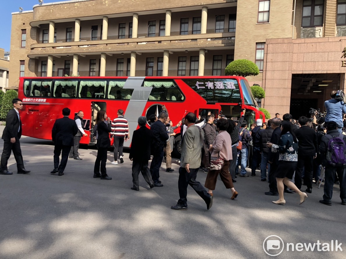 賴清德的「缷任遊覽車」。 圖：謝莉慧/攝