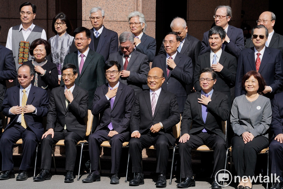 行政院長蘇貞昌今（14）日正式上任，交接典禮後，蘇貞昌也率眾閣員召開他任內首次行政院會，並在會後合影留念。 圖：張良一/攝
