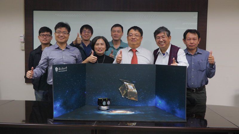 成大太空光學相機陳炳志研究團隊今（14）日舉行微衛星發射記者會，發表跨國太空計畫案的微衛星將在17日（台灣時間上午8點50分）於日本九州鹿兒島內之浦宇宙空間觀測所發射。 圖：成大新聞中心提供