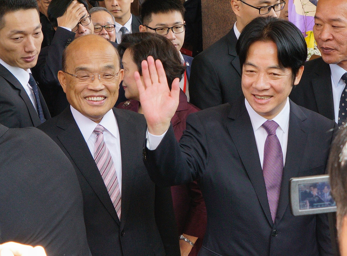 剛剛完成交接、卸下公職，揮別行政院的前閣揆賴清德（右）今（14）天下午隨即在臉書發表感言。 圖：張良一/攝
