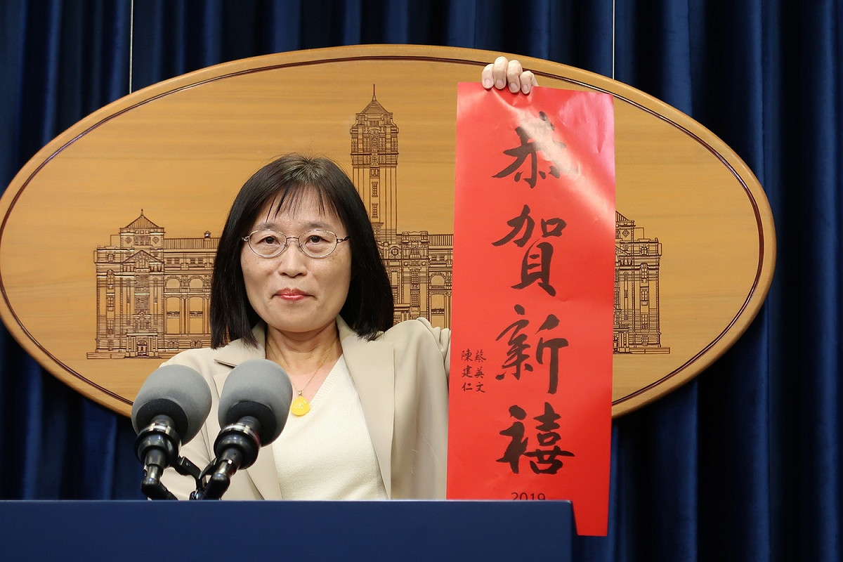 總統府公共事務室主任張文蘭14日手持總統賀歲春聯「恭賀新禧」。 圖：林朝億/攝