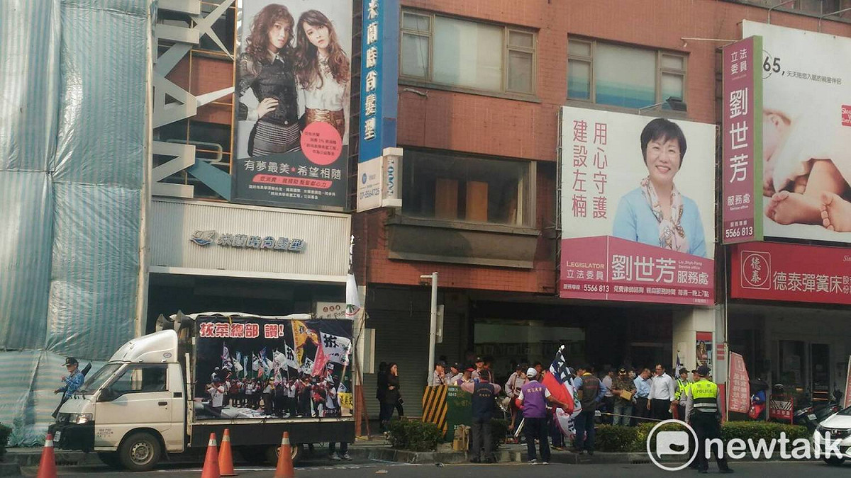 藍營人士至劉世芳高雄服務處陳情抗議。 圖：孫家銘／攝