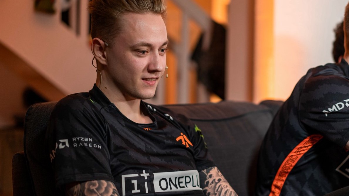 FNC核心選手Rekkles被問到了Caps轉會一事，他表示：「我不認為Caps在離隊之前曾經和大家溝通過，他就直接走了。」 圖：翻攝自 FNATIC 官方推特