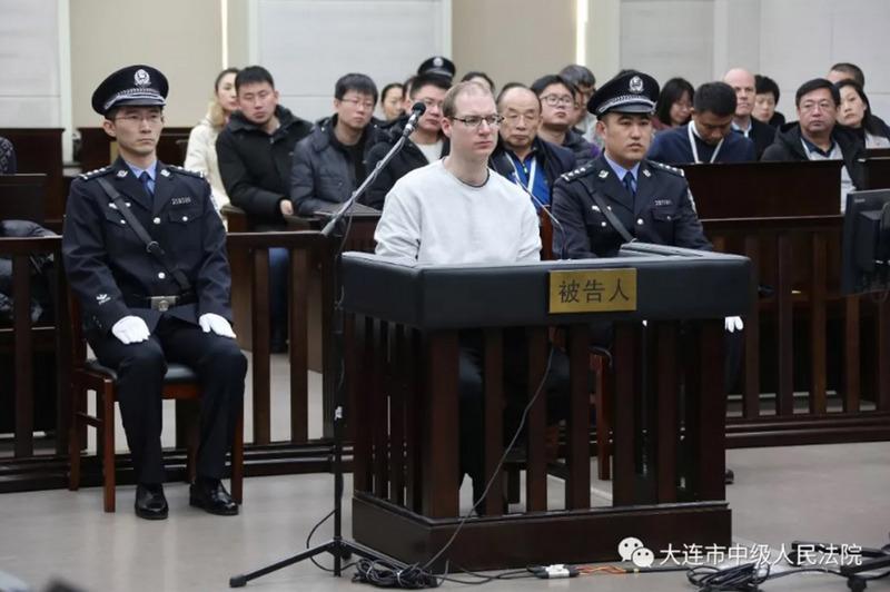 大連市中級人民法院14日一審改判加拿大籍男子謝倫伯格（圖中）死刑，他原本因走私毒品罪一審被判有期徒刑15年，後遭遼寧高院發回重審。中國官媒15日發文強調，在中國販毒「罪不可赦」。 圖 : 翻攝自大連中院微信公眾號