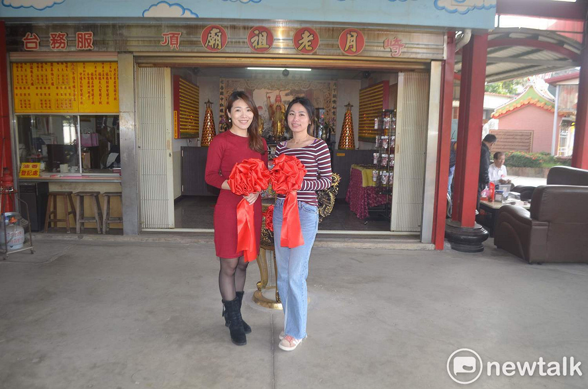 嘉義市大福興宮將舉辦拋繡球招親活動，記者會上請來兩位未婚女子代言。 圖：蔡坤龍/攝
