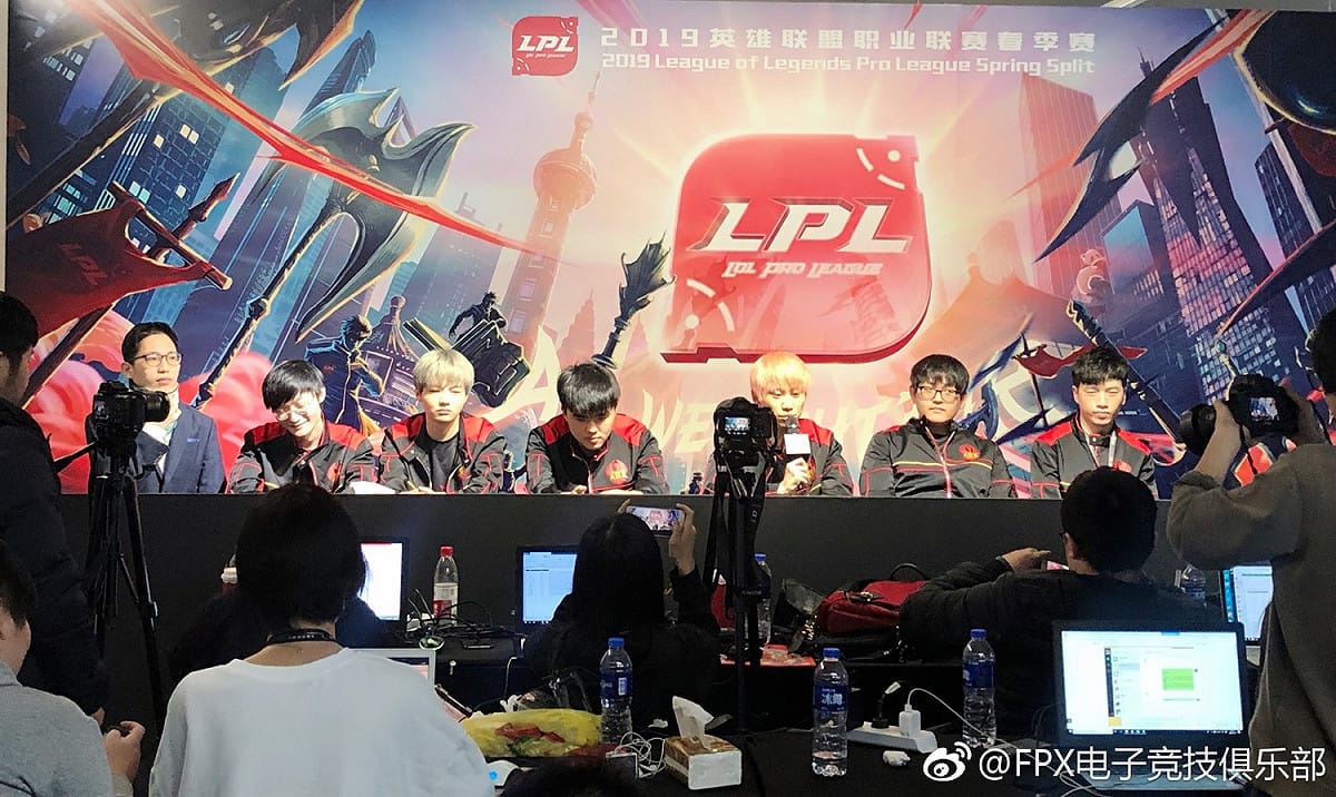 昨（14）日《英雄聯盟》中國LPL聯賽開戰，台灣職業電競隊伍閃電狼前教練WarHorse執教的FPX以2：0擊敗RW奪下首勝。 圖：翻攝自 FPX 官方微博