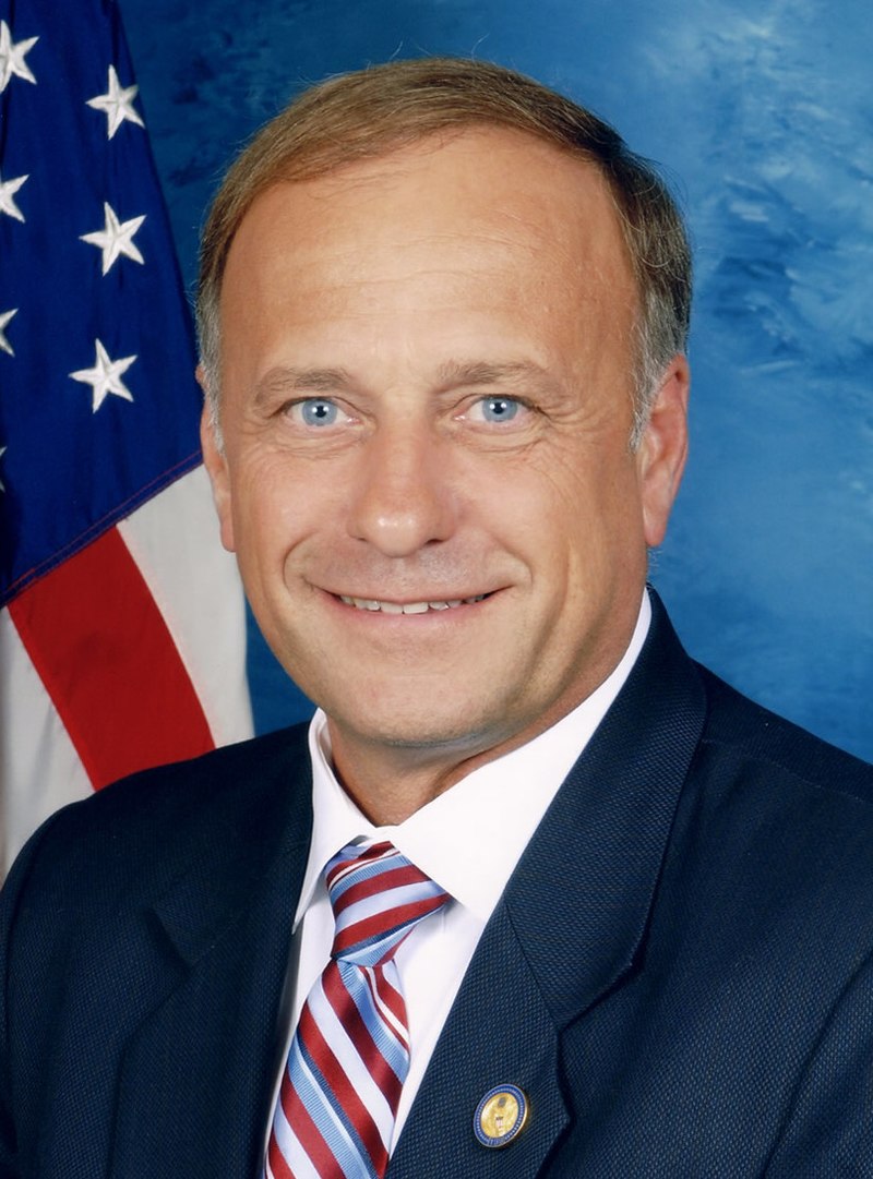 美國愛荷華州（Iowa）聯邦眾議員金恩（Steve King）因質疑「白人至上主義（White Supremacy）在美為何被視為嚴重冒犯」，這種種族主義的言論引發眾怒；因此，眾議院共和黨領袖決定要開除他的所有職位。 圖：維基百科／擷取