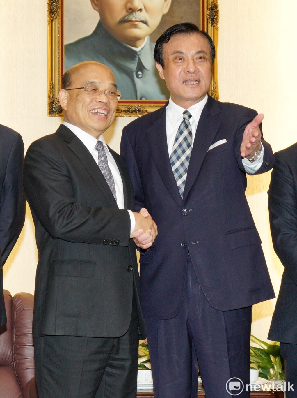 新任行政院長蘇貞昌今(15)日赴立法院拜會立法院長蘇嘉全及朝野黨團，蘇嘉全笑著說，現在有兩個蘇院長，「往後委員在叫蘇院長時，我們兩個都要回頭。」 圖：張良一/攝