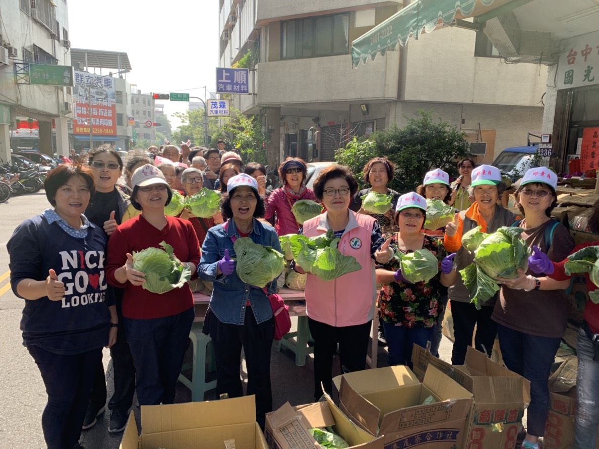 台中市議員邱素貞舉辦捐發票送高麗菜做愛心活動。 邱素貞服務處/提供