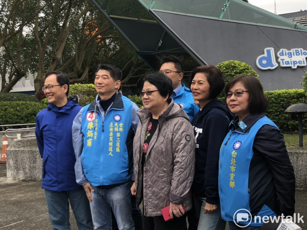 前立委丁守中、前議長吳碧珠、議員汪志冰、張斯綱和國民黨北市主委黃呂錦茹今日一起陪立委參選人陳炳甫車隊掃街。 圖：丁守中辦公室 / 提供