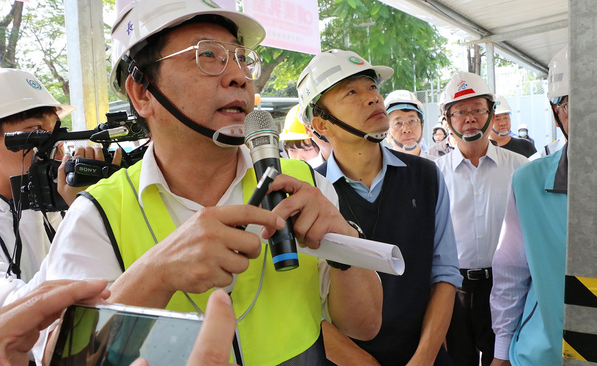 韓國瑜(中)率相關局處人員對新建工程進行春安檢查。 圖：高雄市新聞局/提供