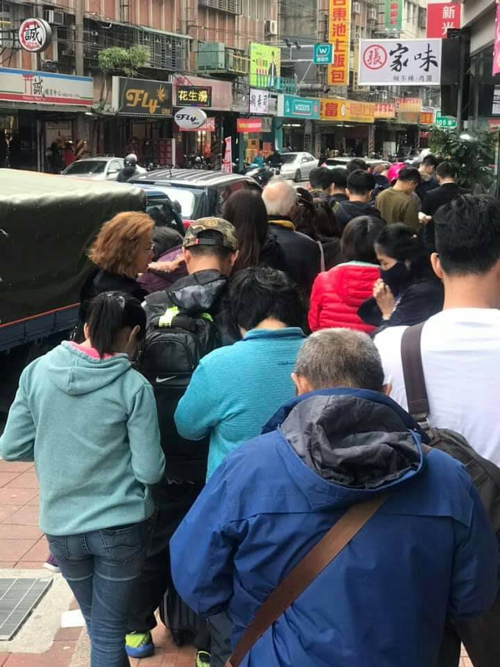 肉圓店大排長龍至隔壁店家。 圖：羅仁宏／提供