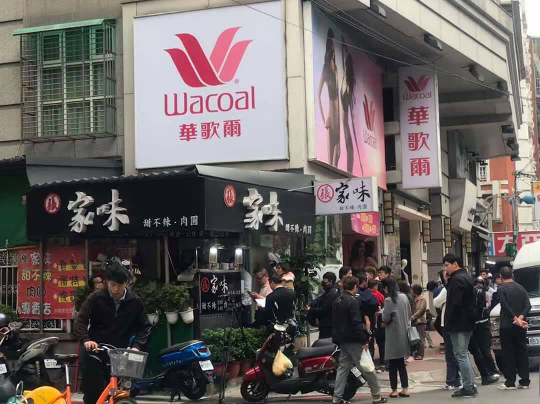 肉圓店的轉角擠滿人潮。 圖：羅仁宏／提供