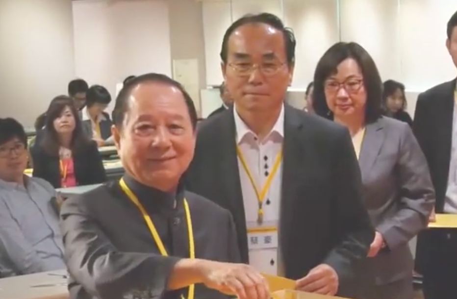 左：國會政黨聯盟黨主席悟覺妙天禪師；中：前立委蔡豪。 圖：取自國會政黨聯盟/Youtube頻道
