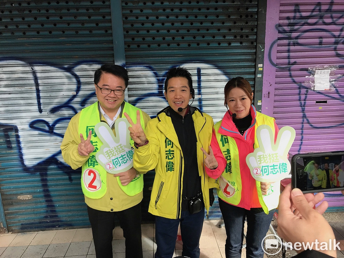 立委吳秉叡、議員陳怡君今日陪同立委補選參選人何志偉掃街。 圖 : 周煊惠 / 攝