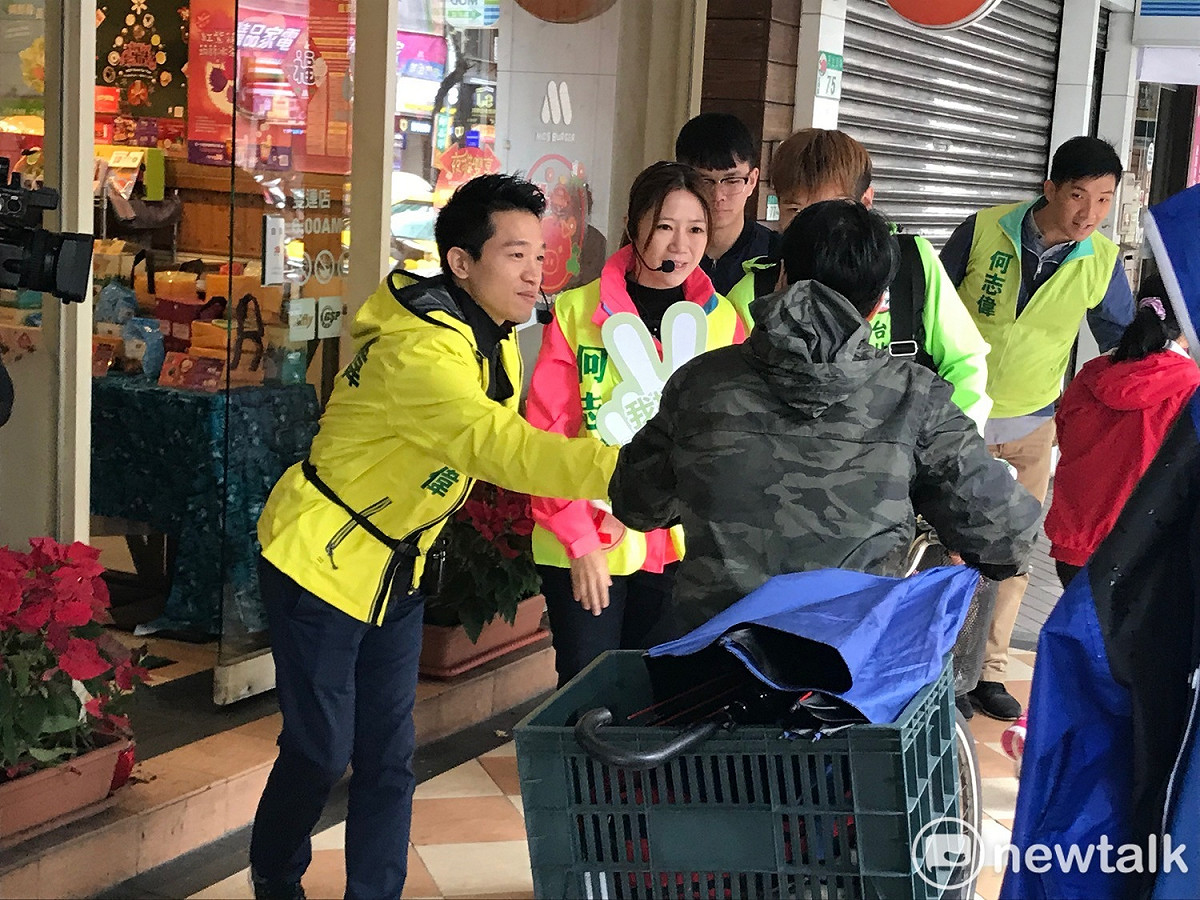 立委吳秉叡、議員陳怡君今日陪同立委補選參選人何志偉掃街。 圖 : 周煊惠 / 攝