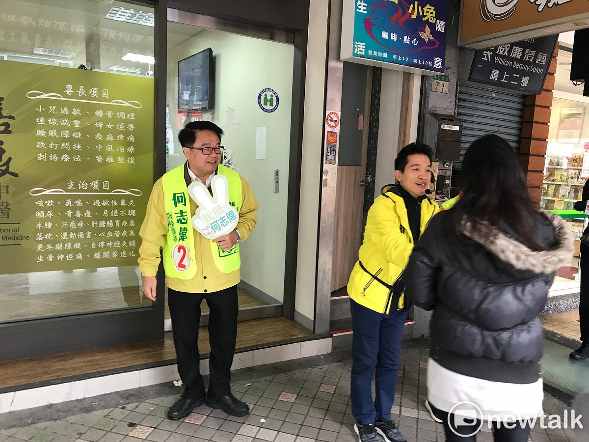 立委吳秉叡、議員陳怡君今日陪同立委補選參選人何志偉掃街。 圖 : 周煊惠 / 攝