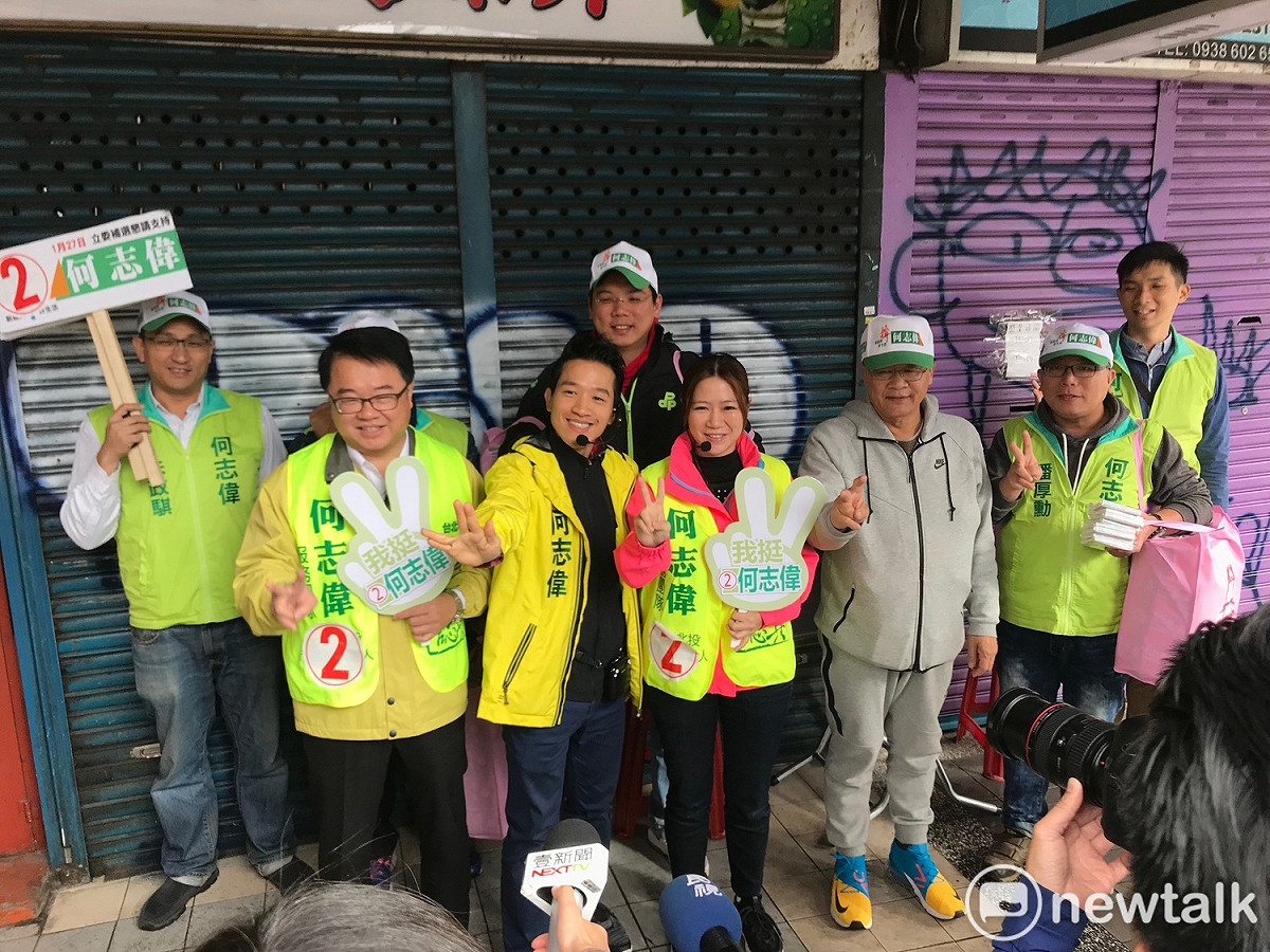 立委吳秉叡、議員陳怡君今日陪同立委補選參選人何志偉掃街。 圖 : 周煊惠 / 攝