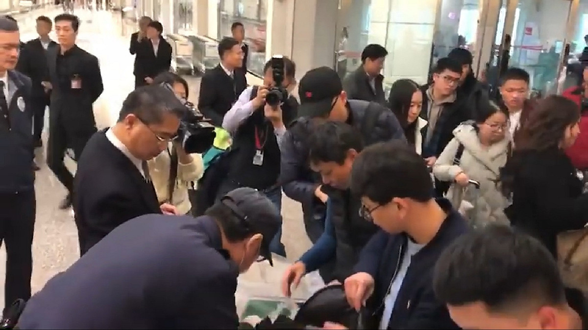 內政部長徐國勇今日視察桃園機場防堵豬瘟疫情工作，並當場請航警搜查旅客的隨身行李，竟搜出一包豬肉乾。 圖:擷取自youtube畫面。