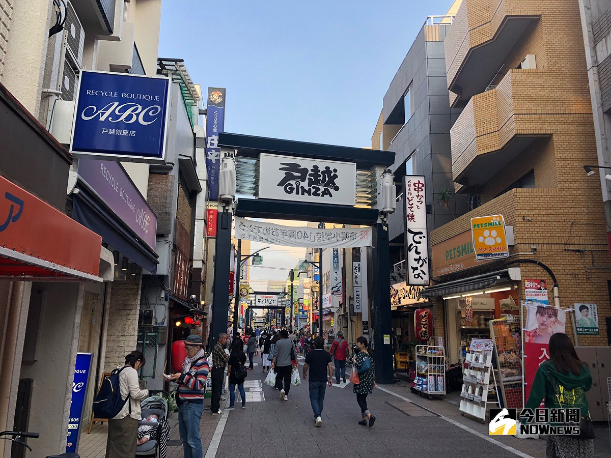 全長 1.3 公里「戶越銀座商店街」是銅板美食的天堂，無論是傳統的手作仙貝、創意的炸雞可樂餅、年輕人喜愛的自家烘焙咖啡等，通通都可以在這裡找到。 圖／記者陳致宇攝
