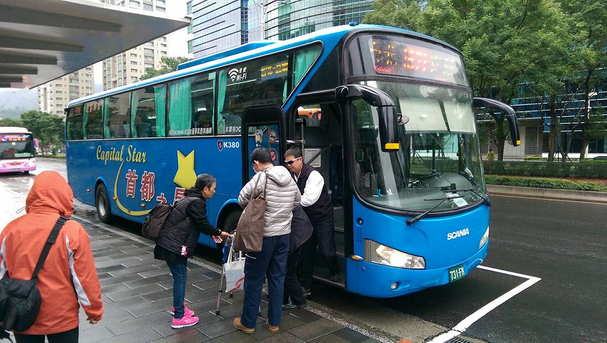 臺北區監理所鼓勵民眾在春節連假期間搭乘公共運輸，首都客運等14 家國道客運配合提供優惠。 圖：台北區監理所提供