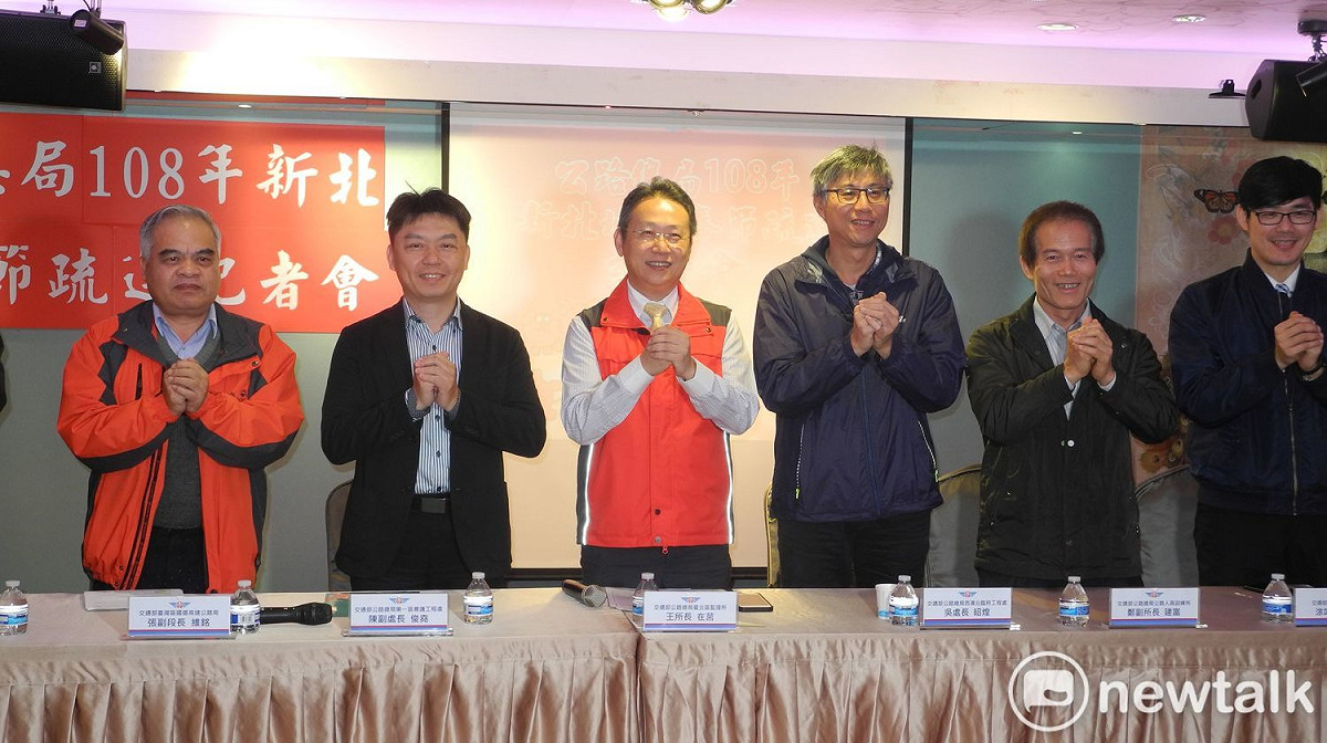 臺北區監理所所長王在莒（左三）開記者會，宣布春節旅軍措施。 圖：王峻昌/攝