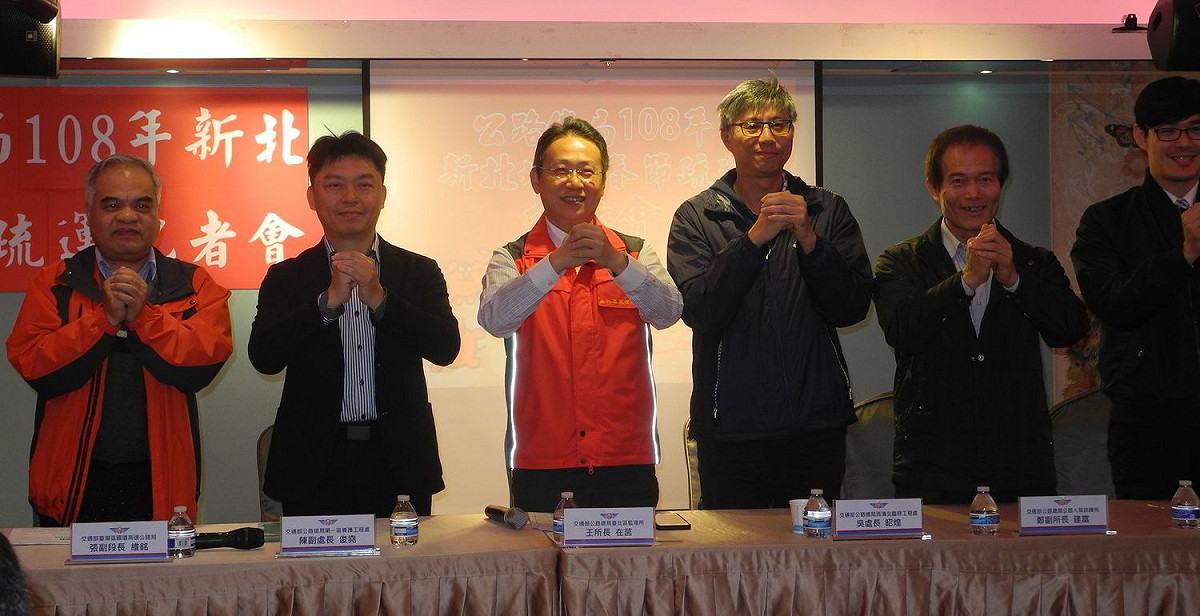 公路總局由臺北區監理所所長王在莒（左三）率隊，公布新北地區春節省道疏運措施。 圖：王峻昌/攝