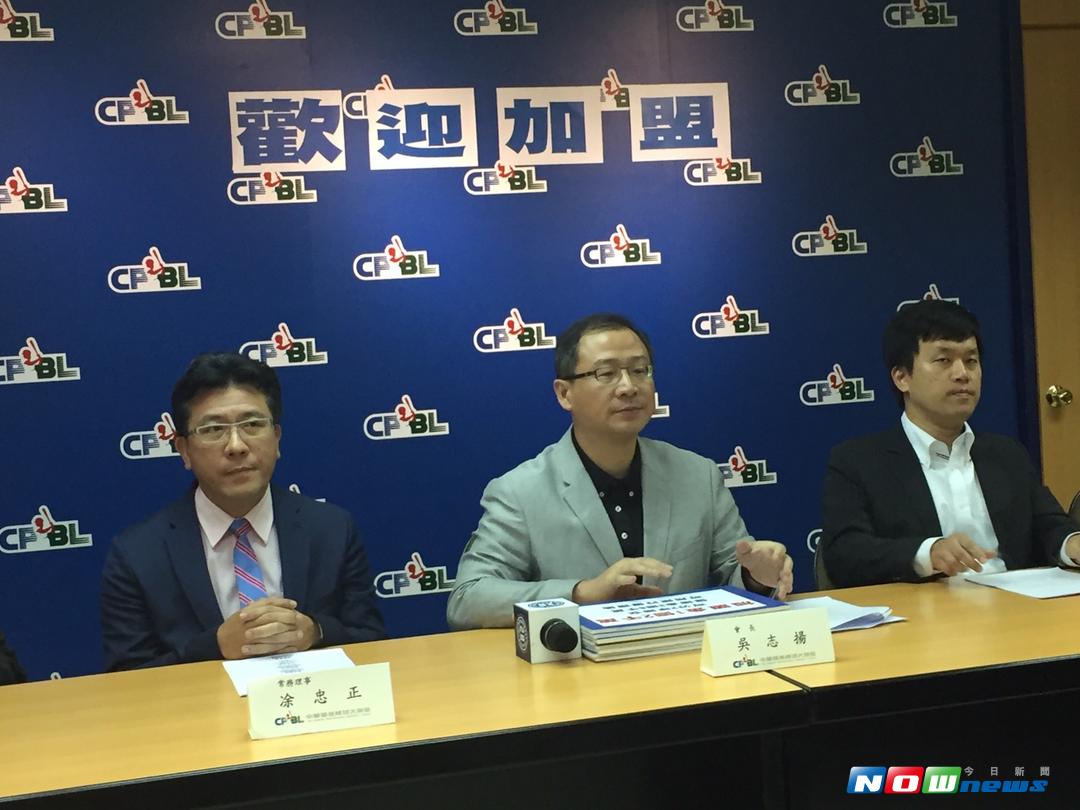 中職聯盟會長吳志揚（中）公布新球隊加盟辦法。 圖／吳政紘攝