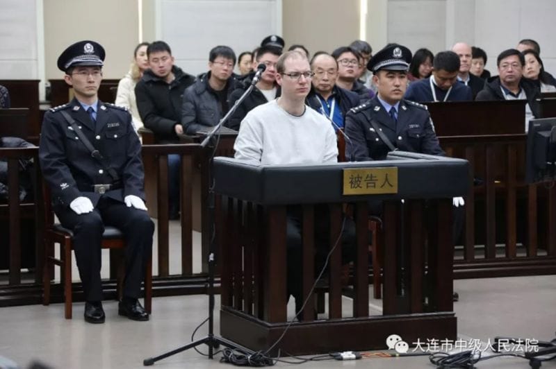 大連市中級人民法院14日一審改判加拿大籍男子謝倫伯格（圖中）死刑，引發加國總理杜魯道（Justin Trudeau），加國智庫也建議，應立即驅逐中國大使，加強對台關係。 圖：取自大連中院微信公眾號