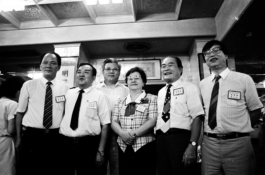 1981年2月8日，美麗島辯護律師尤清（左三），獲得黨外省議員左起周滄淵（左一）、邱連輝（左二）、余陳月瑛（右三）、何春木（右二）、傅文政（右一）5票支持，當選監察委員。 圖：邱萬興／攝