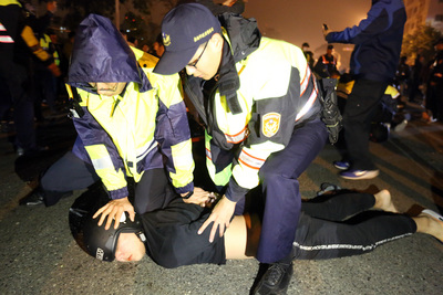 台南1歲多女童疑遭虐死，4名涉案人陸續被裁定收容或 收押；因南檢外民眾群聚，檢院警17日凌晨採調虎離山 之計，送走嫌犯，警方還出手壓制呼嘯而過的騎士，將 依法告發。 圖：中央社