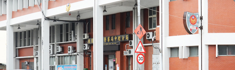 桃園市中壢區發生一起駭人命案，64歲姜婦疑似在家中遭人勒斃。姜婦的女兒在昨天清晨返家後發現母親死在家中，嚇得她趕緊向警方報案。 圖：翻攝自中壢分局網站